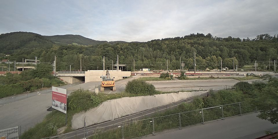 Livebild Baukamera 2 - Webcam 'Bahnhofvorplatz und Fußgängertunnel von Norden' - Baustelle Neubau Bahnhof Frohnleiten (ca. 5 Minuteninterval)