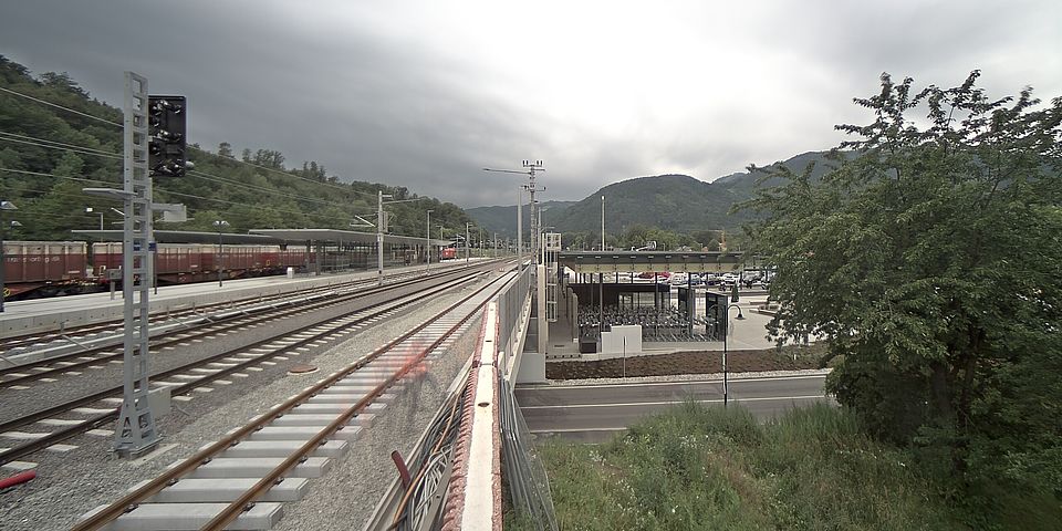 Livebild Baukamera 3 - Webcam 'Bahnhofvorplatz und Bahnsteige von Nordenosten' - Baustelle Neubau Bahnhof Frohnleiten (ca. 5 Minuteninterval)